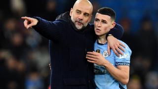 Guardiola le da instrucciones a Phil Foden.