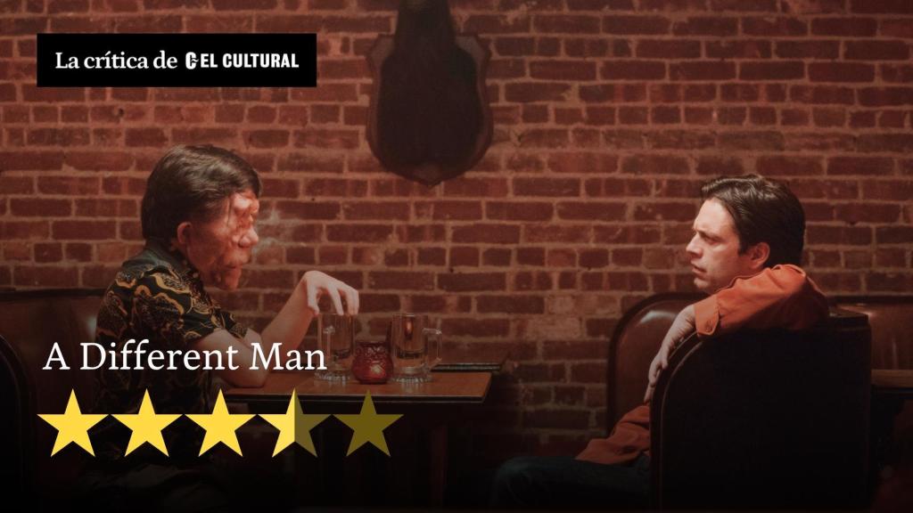 Adam Pearson y Sebastian Stan conversan en un bar neoyorquino.