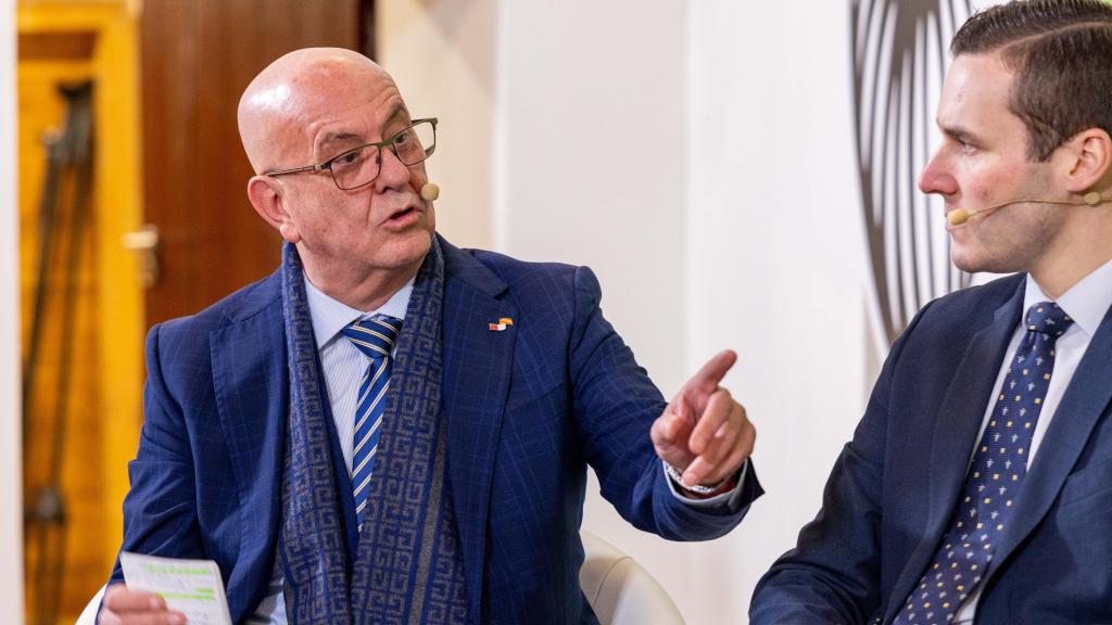 Emilio Bravo, alcalde de Mora (Toledo), y Pablo Reinoso, Legal Counsel de Verbund Green Power de Iberia, durante la mesa.