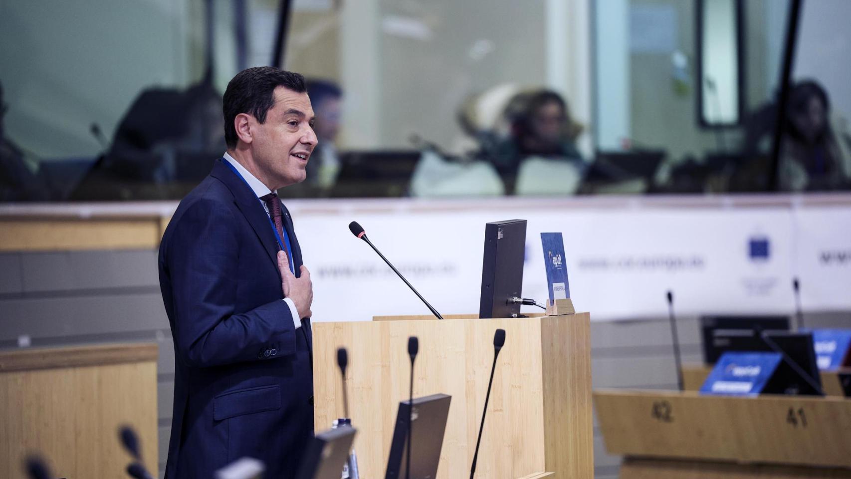 El presidente de la Junta de Andalucía, Juanma Moreno, este viernes en la reunión del grupo del Partido Popular Europeo (PPE) en el Comité Europeo de las Regiones.