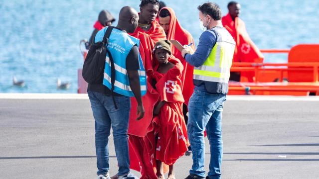 Salvamento Marítimo desembarca a 60 migrantes, varios de ellos menores, que llegaban en patera a Lanzarote (Canarias) a inicios de enero.