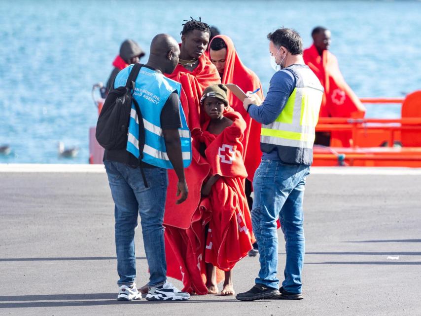 Salvamento Marítimo desembarca a 60 migrantes, varios de ellos menores, que llegaban en patera a Lanzarote (Canarias) a inicios de enero.
