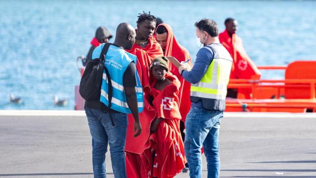 Salvamento Marítimo desembarca a 60 migrantes, varios de ellos menores, que llegaban en patera a Lanzarote (Canarias) a inicios de enero.