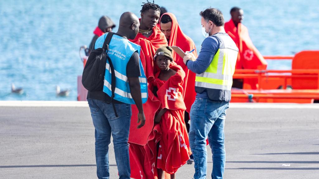Salvamento Marítimo desembarca a 60 migrantes, varios de ellos menores, que llegaban en patera a Lanzarote (Canarias).