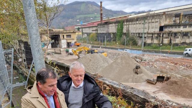 Tareas de demolición industrial en la zona donde se ubicará el centro de talento de SmartLog.