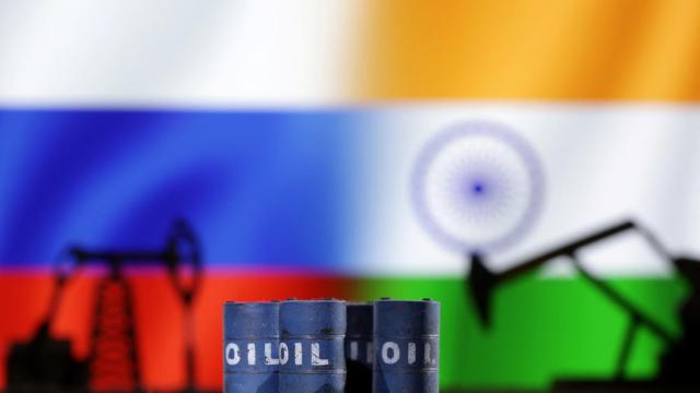 Fotomontaje de las banderas de Rusia e India con imágenes de barriles de petróleo.