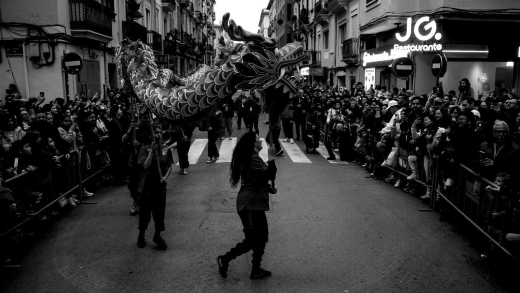 Varias personas con un dragón durante la cabalgata del Año Nuevo Chino
