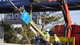 Desinstalación este viernes del radar de tramo del Paseo de Extremadura.