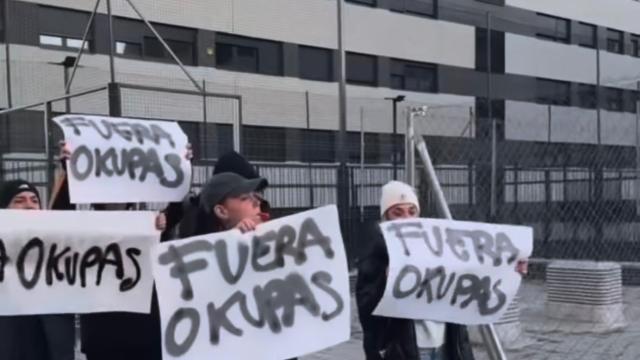 Una protesta contra los okupas de Carabanchel.