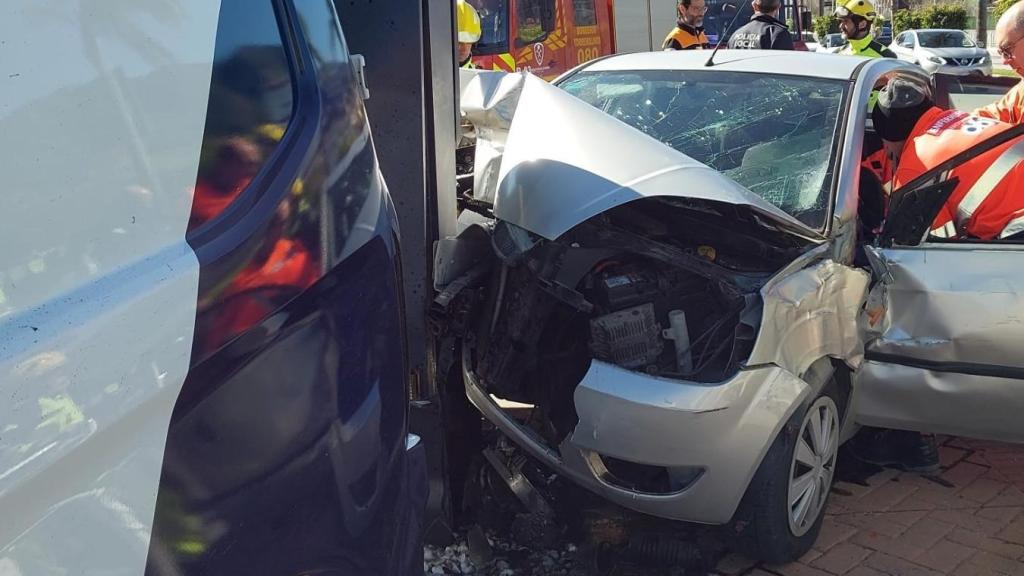 El coche que ha chocado contra el poste de una gasolinera de Torremolinos.