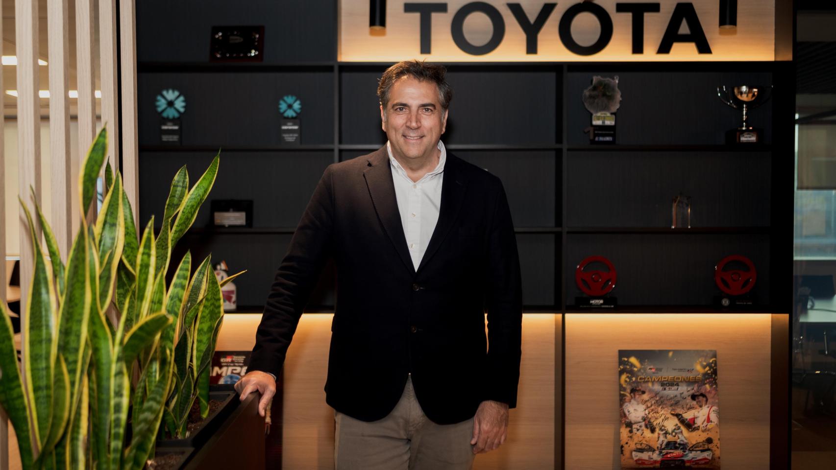 Miguel Carsi a la entrada de su despacho en las oficinas de la compañía en Alcobendas (Madrid).