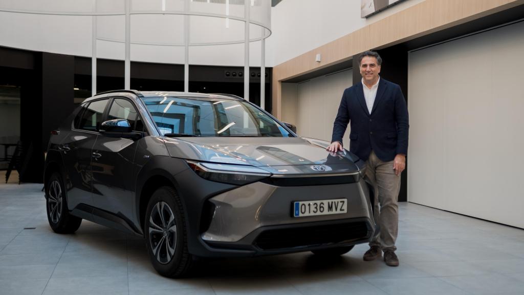 Miguel Carsi, junto al nuevo Toyota C-HR en las oficinas de la marca en Madrid.