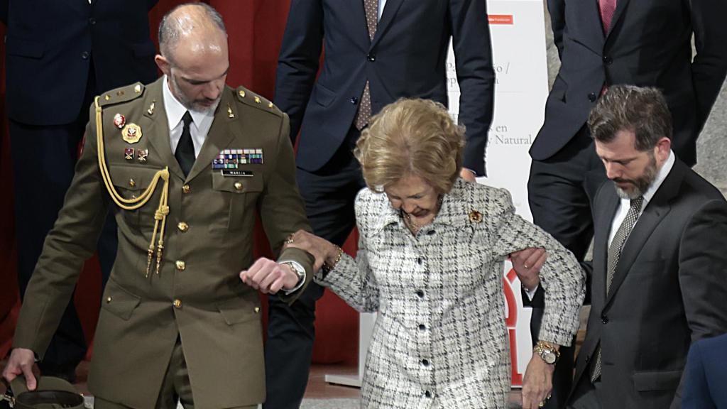 La reina Sofía, bajando las escaleras durante el acto.