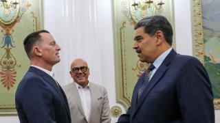 El presidente de Venezuela, Maduro, y el enviado del presidente estadounidense Trump, Grenell, se reúnen en Caracas.
