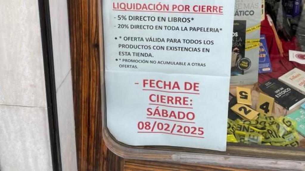 Cartel que anuncia el cierre de Santos Ochoa en la calle Teresa Herrera de A Coruña.
