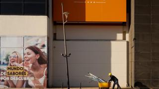 Un trabajador en el centro comercial Bonaire, imagen de archivo. Europa Press / Eduardo Manzana
