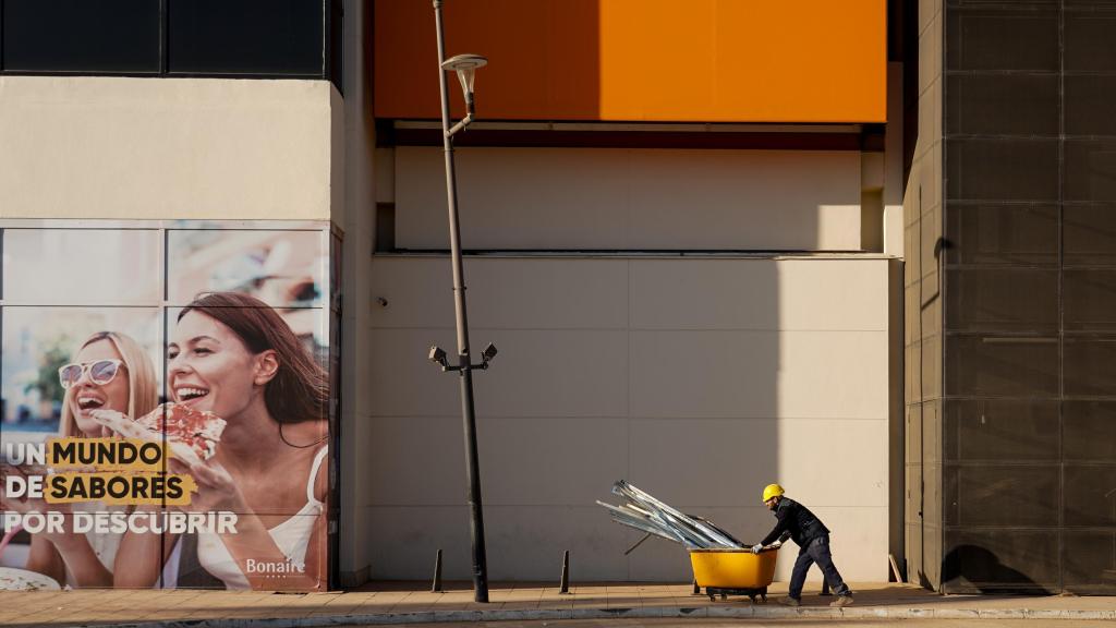 Un trabajador en el centro comercial Bonaire, imagen de archivo. Europa Press / Eduardo Manzana