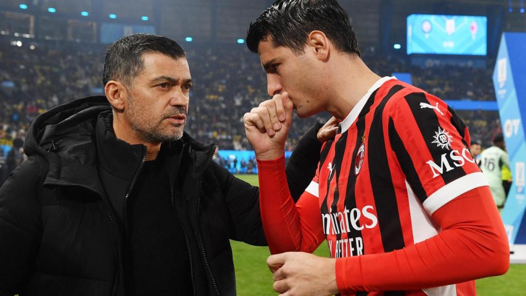 Álvaro Morata, en el Milan, dialogando con el entrenador Sergio Conceiçao