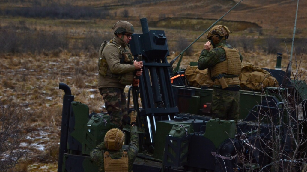 Militares españoles practicando con el Eimos en Rumanía