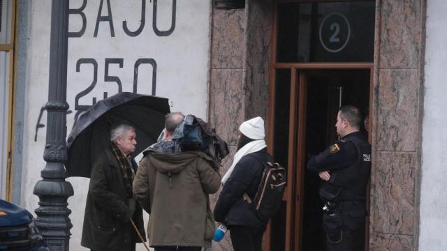 Portal del edificio de Sama de Langreo donde ocurrió la disputa que terminó en el asesinato de Karilenia, primera víctima de violencia de género del año.