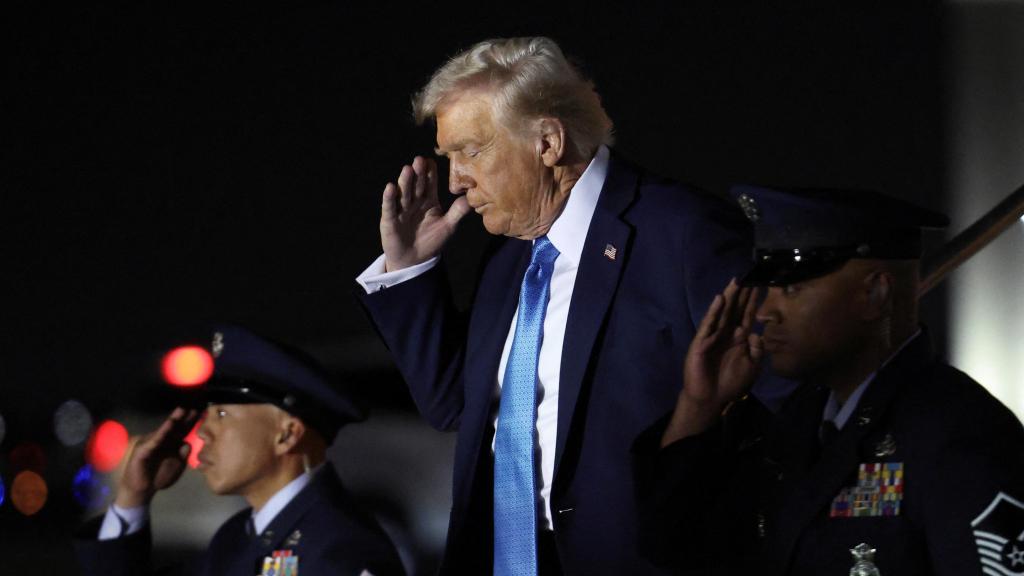 Donald Trump hace el saludo militar al salir del Air Force One este viernes