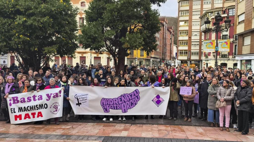 Varios centenares de personas se han concentrado este sábado frente al Ayuntamiento de Langreo en señal de repulsa y de condena por el asesinato de Karilena, una mujer de 40 años, presuntamente a manos de su pareja.