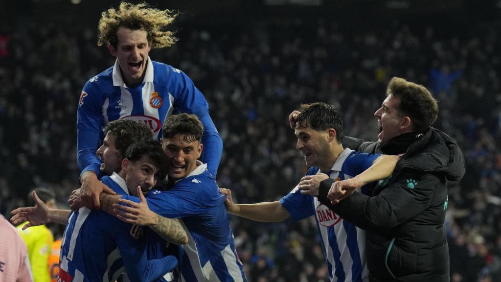 Los jugadores del Espanyol celebran el gol de Romero.