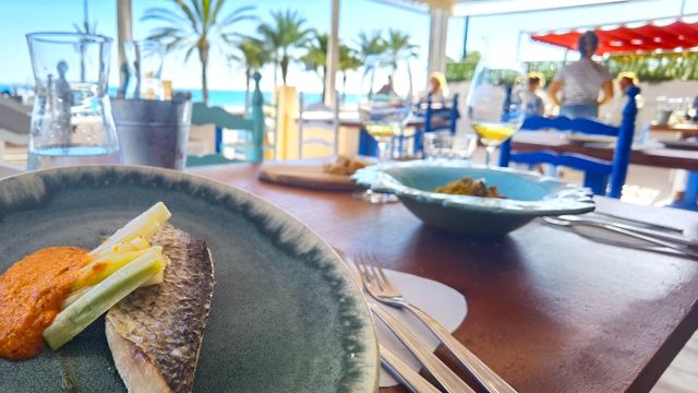 El plato principal de mújol en la espectacular terraza de El gato blanco.