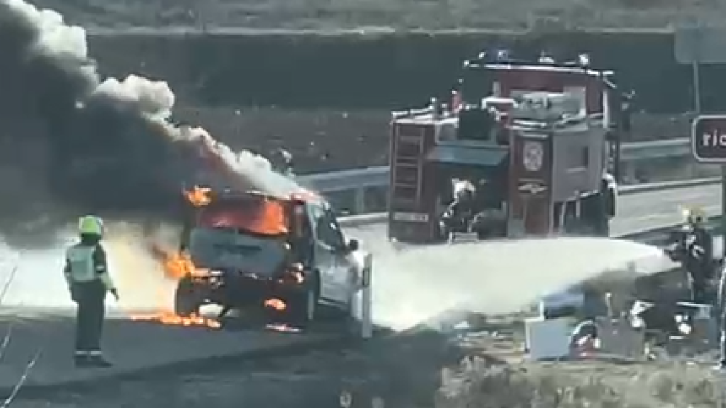 Imagen del coche incendiado