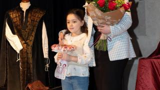 Cristina Sigüenza Fradejas y la niña  Carmen González Morales