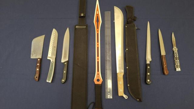 Arsenal de armas blancas incautadas a la banda
