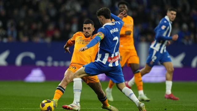 Ceballos y Puado pelean por un balón.