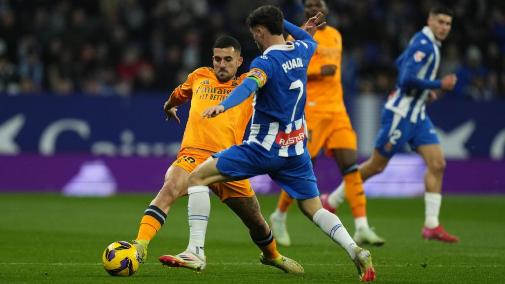 Ceballos y Puado pelean por un balón.
