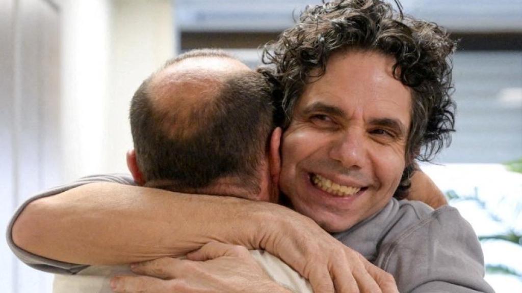 El rehén franco-israelí recién liberado, Ofer Kalderon y parte de los 183 presos palestinos liberados este sábado en Jan  Yunis