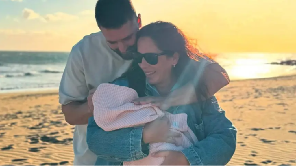 Anabel Pantoja junto a su pareja, David, y su hija, Alma, en una imagen de sus redes sociales, publicada en Jaleos del Corazón, entre otros medios de comunicación.