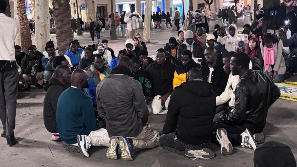 Miembros de la comunidad senegalesa de Sevilla entonan uno de sus cantos típicos en la Plaza Nueva.