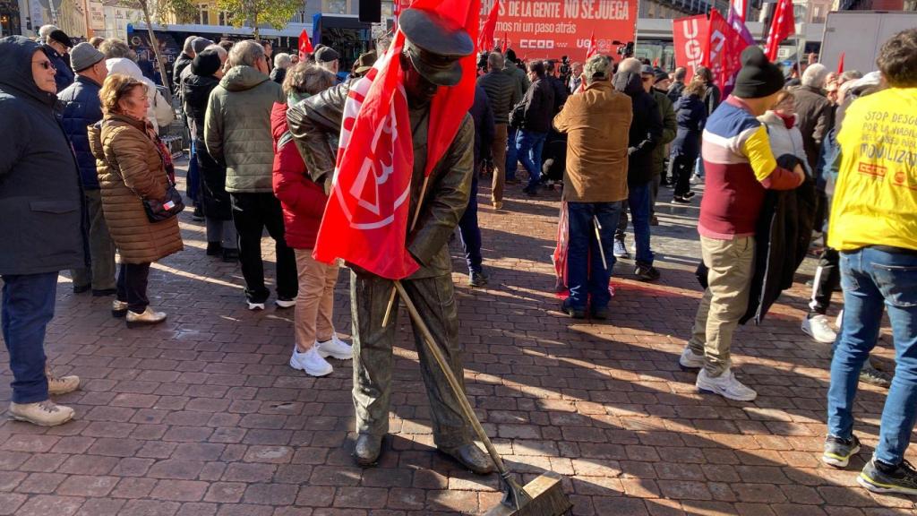 Primeros manifestantes en la convocatoria de UGT y CCOO