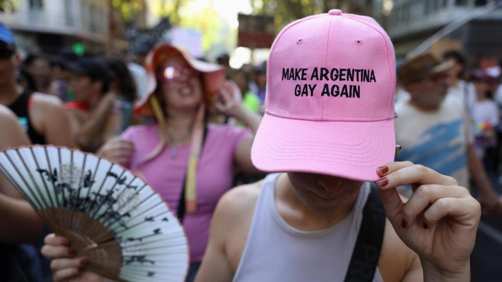 Manifestante versiona el Make America Great Again, Qué América vuelva a ser grande,  del presidente Donald Trump con una gorra que pone Make Argentina Gay Again, traducido como Qué Argentina vuelva a ser gay.