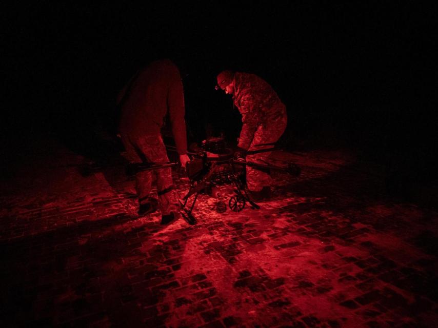 Dos operadores de drones de la Brigada Khartia manejan un vehiculo aéreo no tripulado VAMPIRE en el frente de combate de Járkiv.