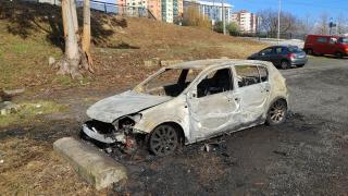 El coche incendiado en la calle Laxe
