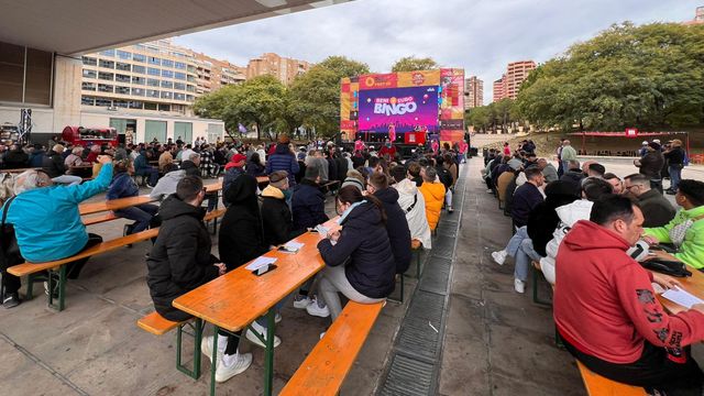 Un bingo musical en la plaza del Ayuntamiento de Benidorm, esta semana.