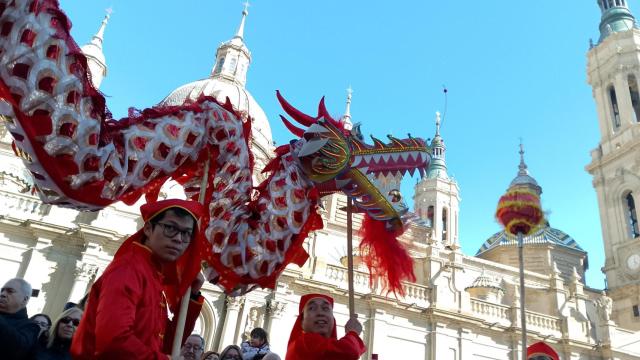 Zaragoza celebra la llegada del año nuevo chino con un pasacalles lleno de música y colorido