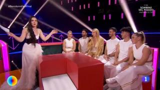 Inés Hernand la lía durante el alegato de Kuve en la final del Benidorm Fest 2025.