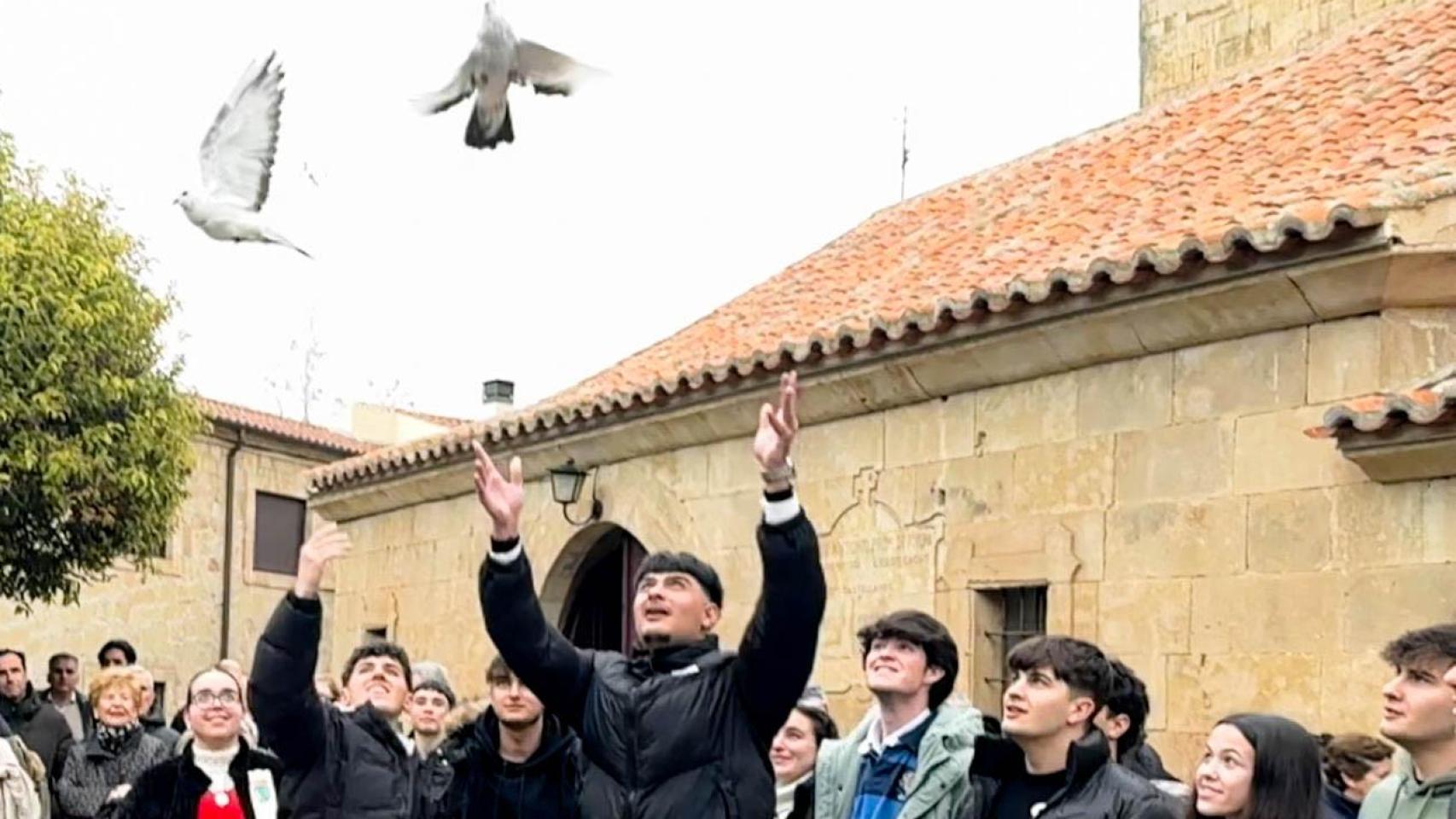 Los quintos de Villamayor reciben las cintas en Las Candelas