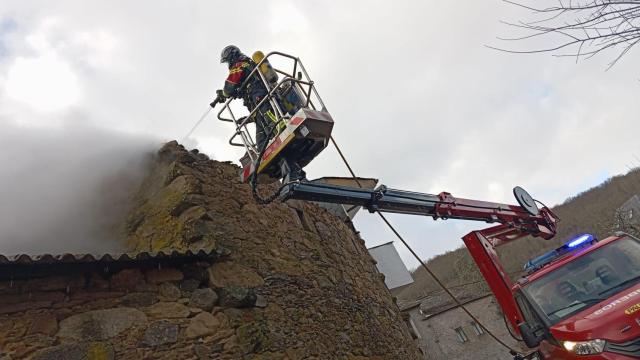 Los bomberos sofocan un incendio de una vivienda deshabitada en Galende