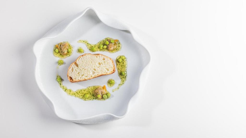 Brioche ahumado de pescadilla clochina y guisante lagrima.