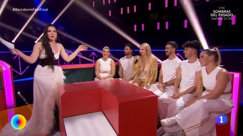 Inés Hernand la lía durante el alegato de Kuve en la final del Benidorm Fest 2025.