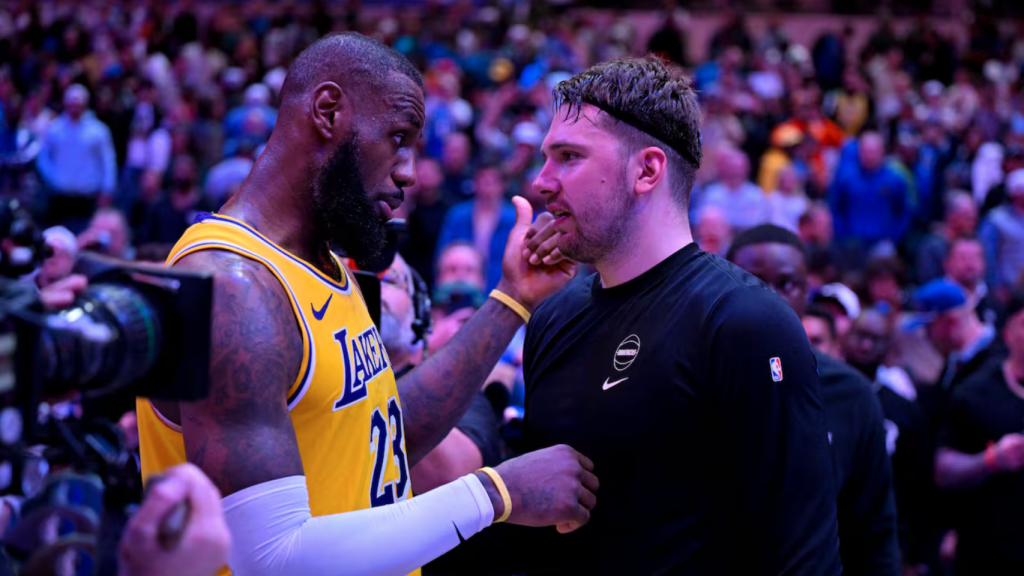 Luka Doncic junto a LeBron James antes de un partido de la NBA