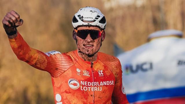 Van der Poel celebra su séptimo Mundial de ciclocross.