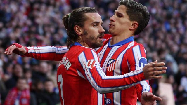 Griezmann y Giuliano Simeone celebran un gol del Atlético de Madrid.